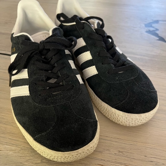 adidas gazelle silver green womens adidas Kids' Grade School Gazelle Shoes, Size 7, Black/White